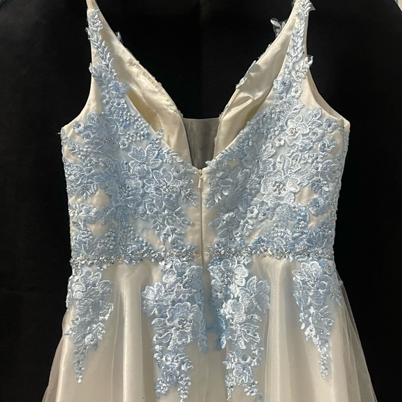 Baby blue junipers graduation dress - Picture 5 of 7